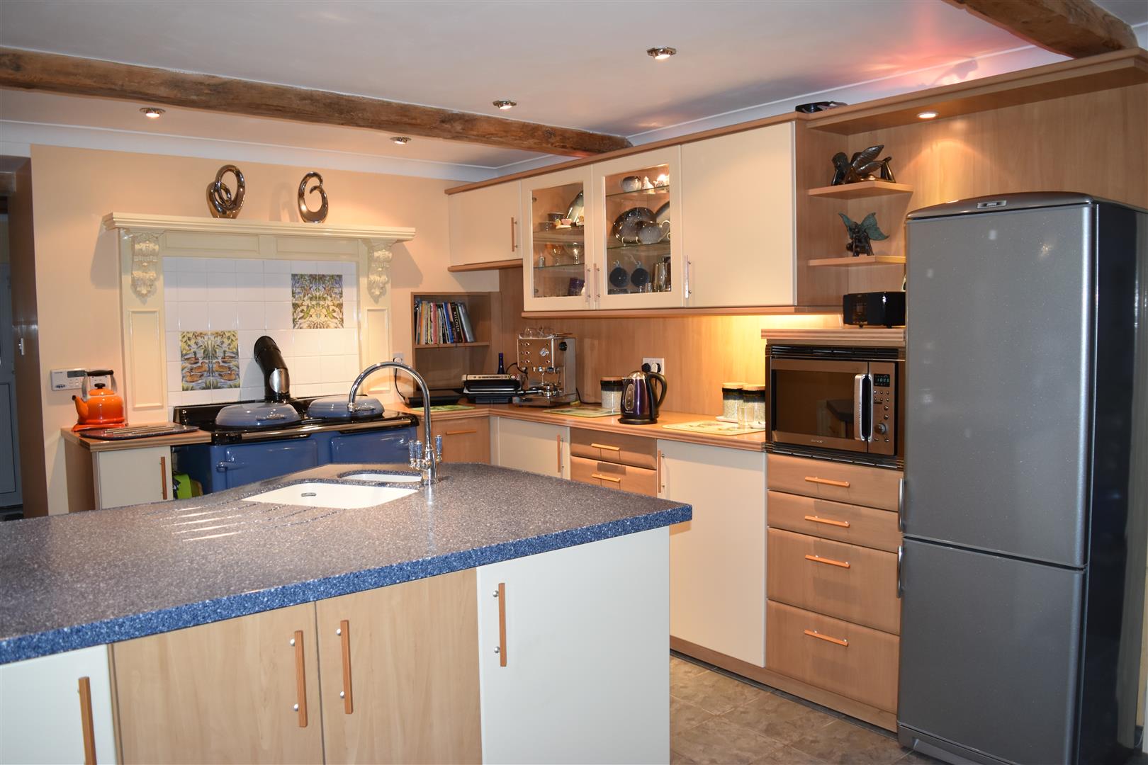 KITCHEN/LIVING ROOM